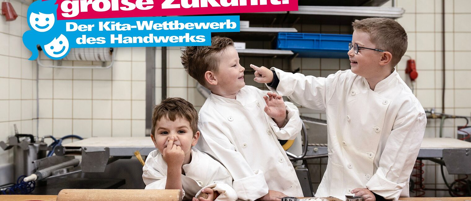 Werbeplaket mit Kindern in der Backstube zum Kita-Wettbewerb "Kleine Hände, große Zukunft".