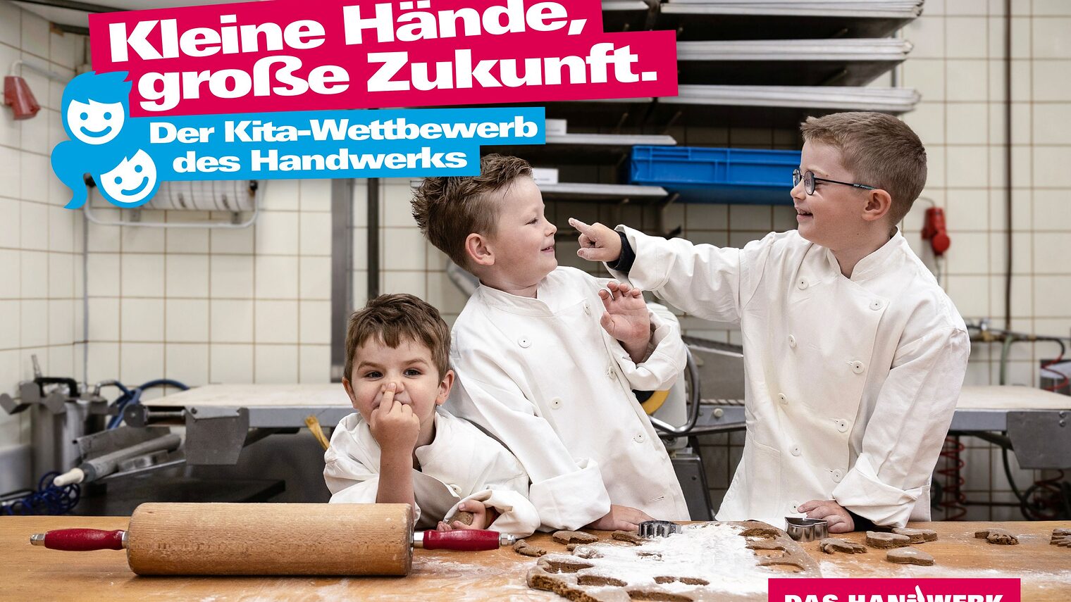 Werbeplaket mit Kindern in der Backstube zum Kita-Wettbewerb "Kleine Hände, große Zukunft".