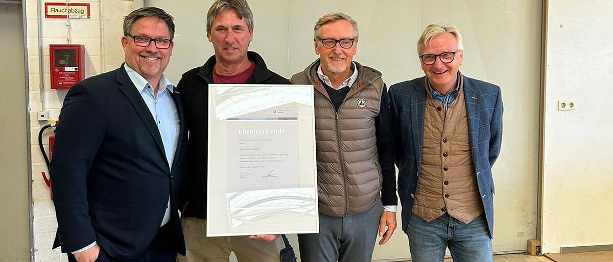 Geschäftsführer Stefan Schillerüberreichte Andreas Meyer bei der Tischlerei Helmrich die Urkunde für 50 Jahre im Handwerk.
