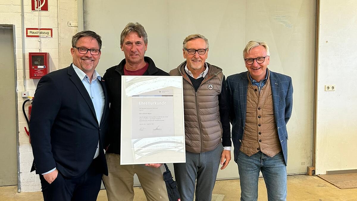 Geschäftsführer Stefan Schillerüberreichte Andreas Meyer bei der Tischlerei Helmrich die Urkunde für 50 Jahre im Handwerk.