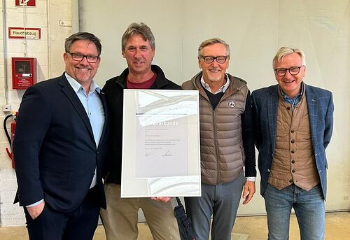 Geschäftsführer Stefan Schillerüberreichte Andreas Meyer bei der Tischlerei Helmrich die Urkunde für 50 Jahre im Handwerk.