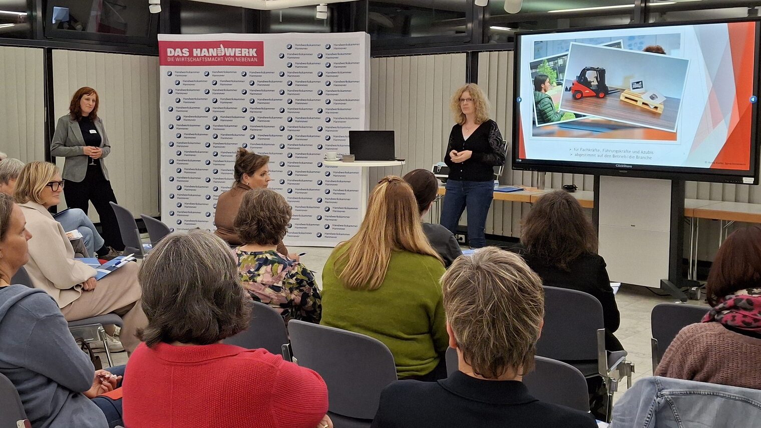 Sprachtrainerin Anna Kiefer hält ihren Vortrag mit Hilfe einer Power-Point-Präsentation.