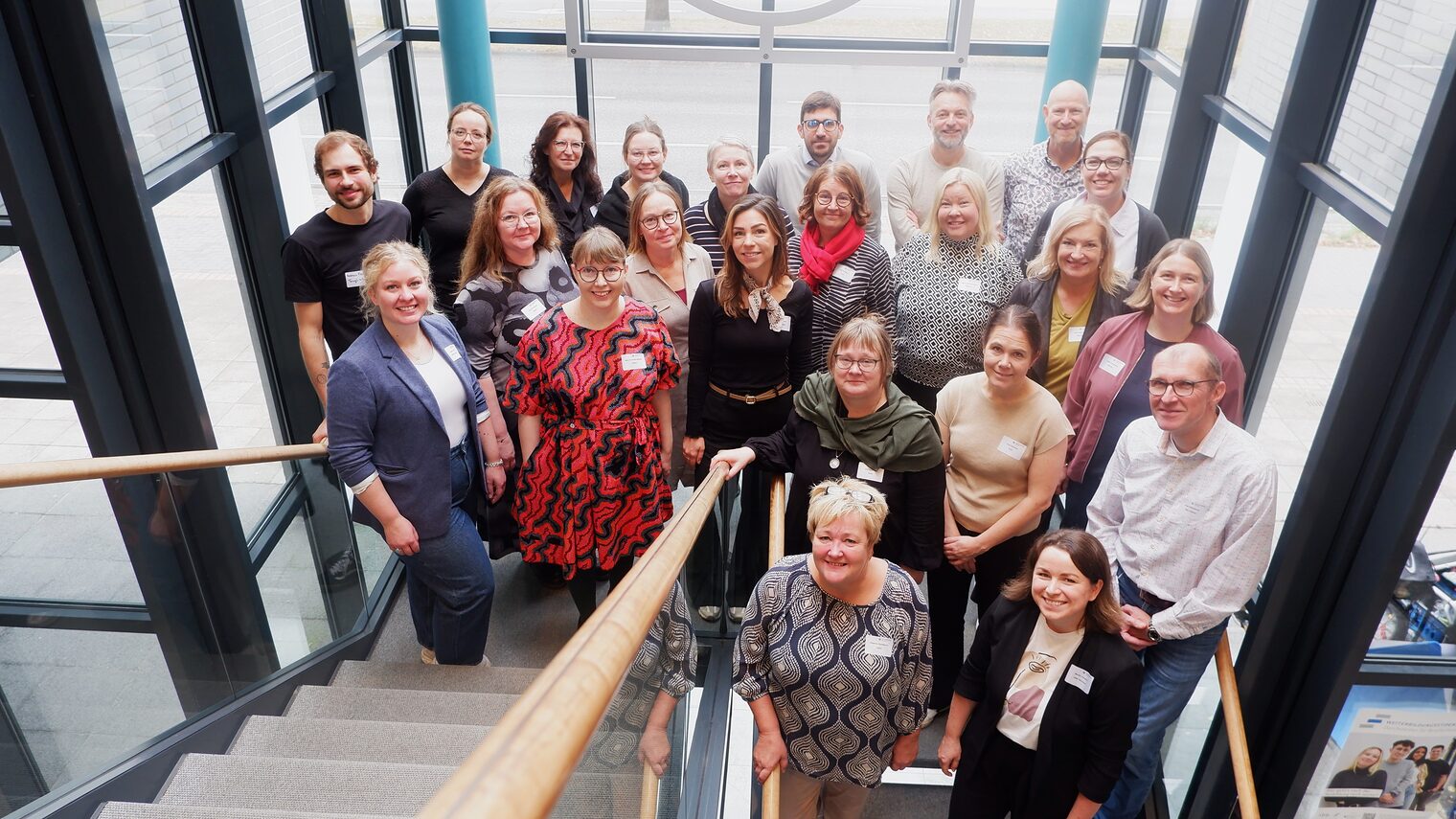 25 Teilnehmer der Vet2sustain Veranstaltung stehen in dier Handwerkskammer Hannover Hannover auf der Treppe.