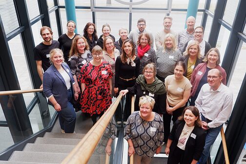 25 Teilnehmer der Vet2sustain Veranstaltung stehen in dier Handwerkskammer Hannover Hannover auf der Treppe.