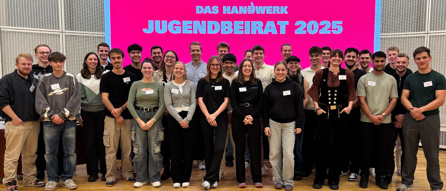 32 Azubis diskutieren im Jugendbeirat über die Imagekampagne. Gruppenfoto von 32 Auszubildenden aus ganz Deutschland, die im Jugendbeirat über Ideen zur Imagekampagne diskutierten.