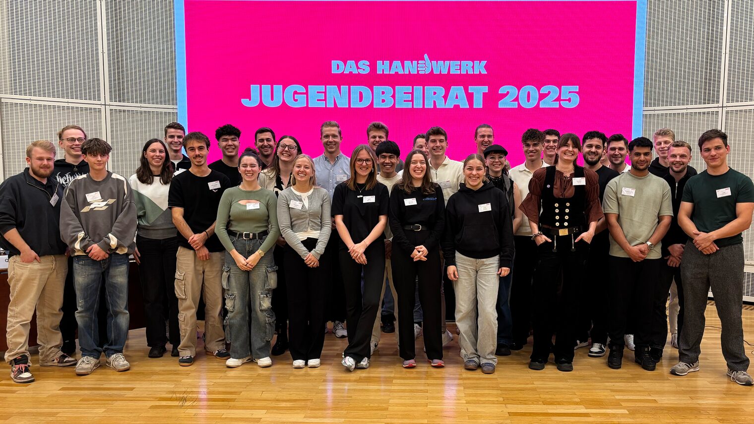 Gruppenfoto von 32 Auszubildenden aus ganz Deutschland, die im Jugendbeirat über Ideen zur Imagekampagne diskutierten.