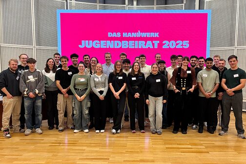 Gruppenfoto von 32 Auszubildenden aus ganz Deutschland, die im Jugendbeirat über Ideen zur Imagekampagne diskutierten.