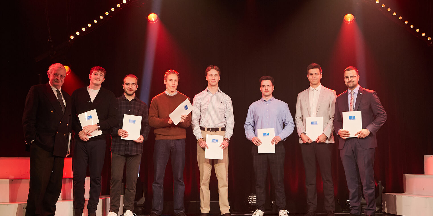 Prof. Dr. Ulrich von Jeinsen von der Kurt-Alten-Stiftung steht im GOP Variete Theater mit den drei diesjährigen Preisträgern und fünf Stipendiaten auf der Bühne.