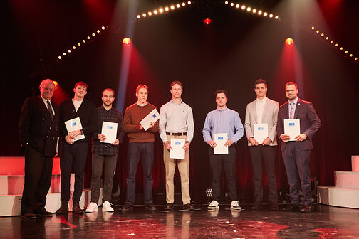 Prof. Dr. Ulrich von Jeinsen von der Kurt-Alten-Stiftung steht im GOP Variete Theater mit den drei diesjährigen Preisträgern und fünf Stipendiaten auf der Bühne.