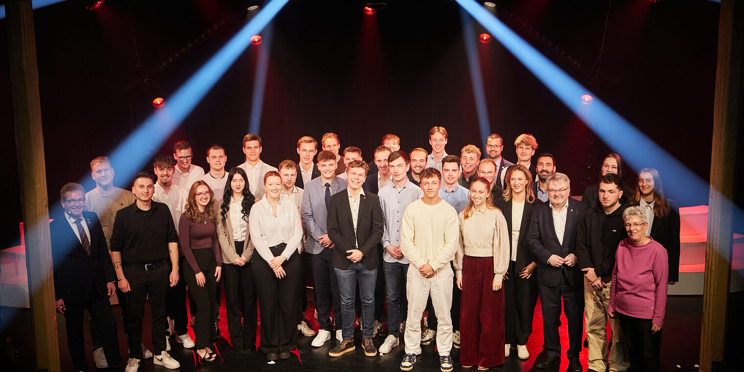 32 Kammersiegerinnen und Kammersieger stehen im GOP Varieté Theater zum Fotoshooting auf der Bühne.