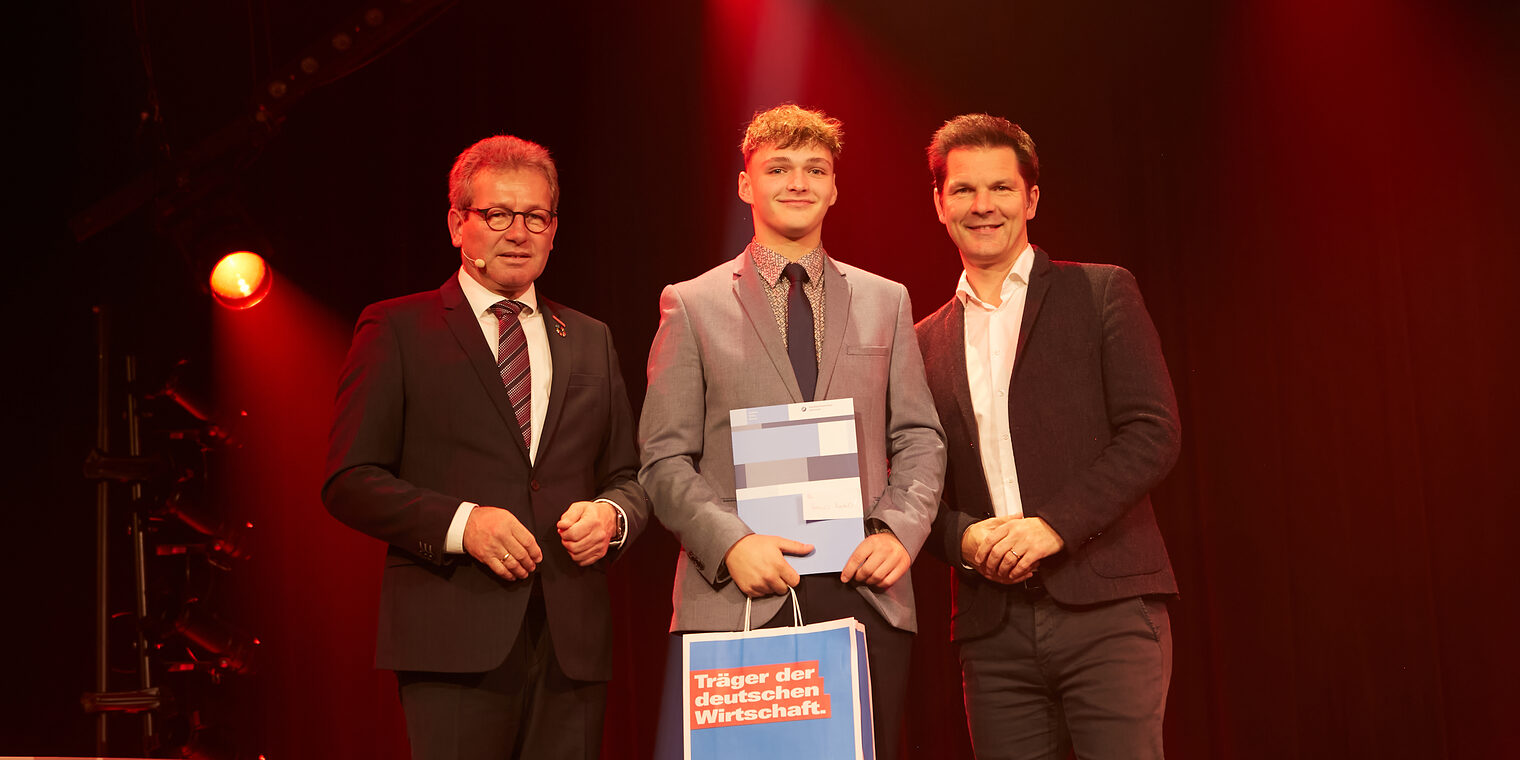 Hannes Bartels bei der Kammersiegerehrung 2025 im GOP Hannover mit Kammerpräsident Thomas Gehre und Regionspräsident Steffen Krach.