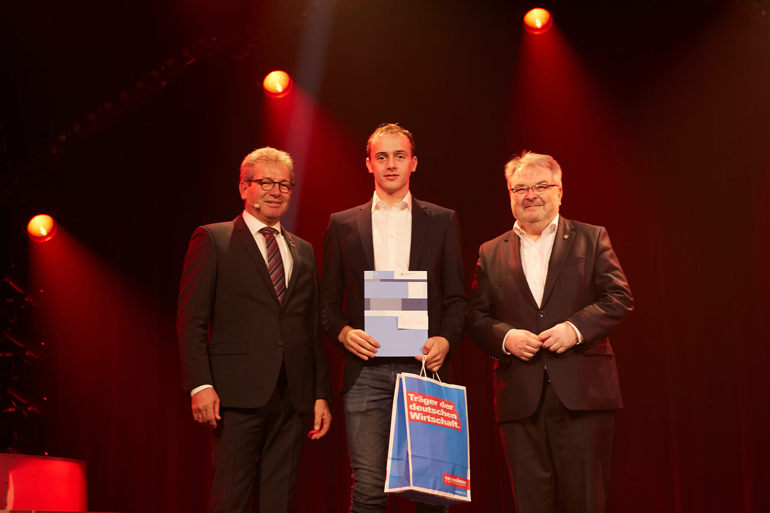 Henrik Klais Albers (Mitte) mit Kammerpräsident Thomas Gehre (li.) und Hannovers Bürgermeister Thomas Herrmann (re.).