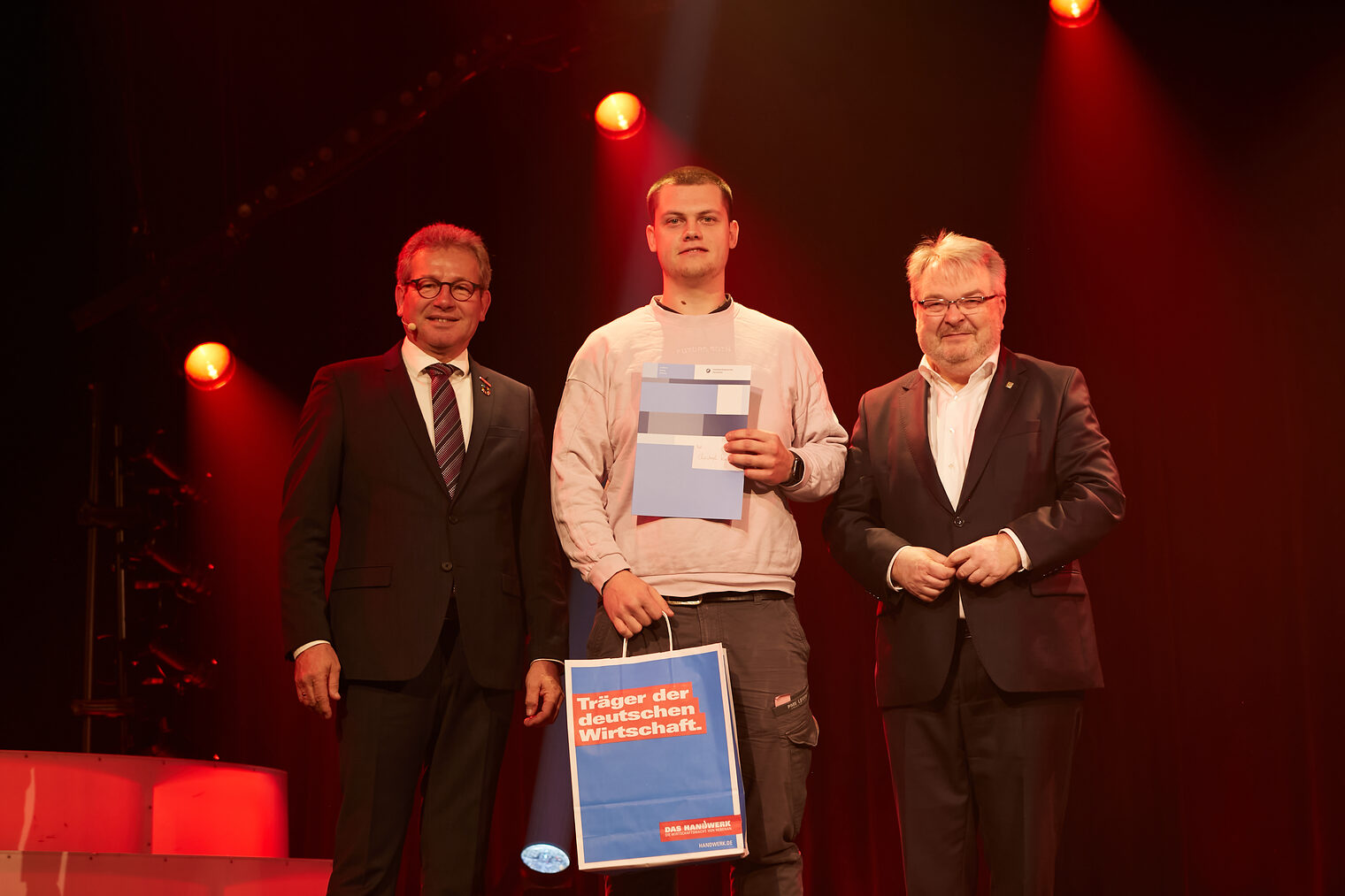 Christoph Knüppel mit Kammerpräsident Thomas Gehre (li.) und Hannovers Bürgermeister Thomas Hermann (re). auf der Bühne.