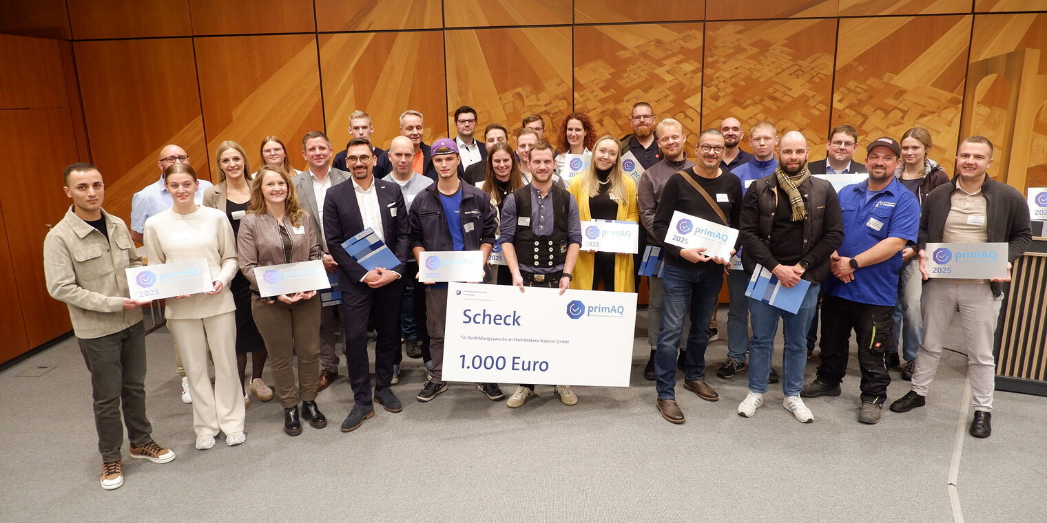 Die ausgezeichneten Handwerkerinnen und Handwerker stellen sich zu einem Gruppenbild auf.