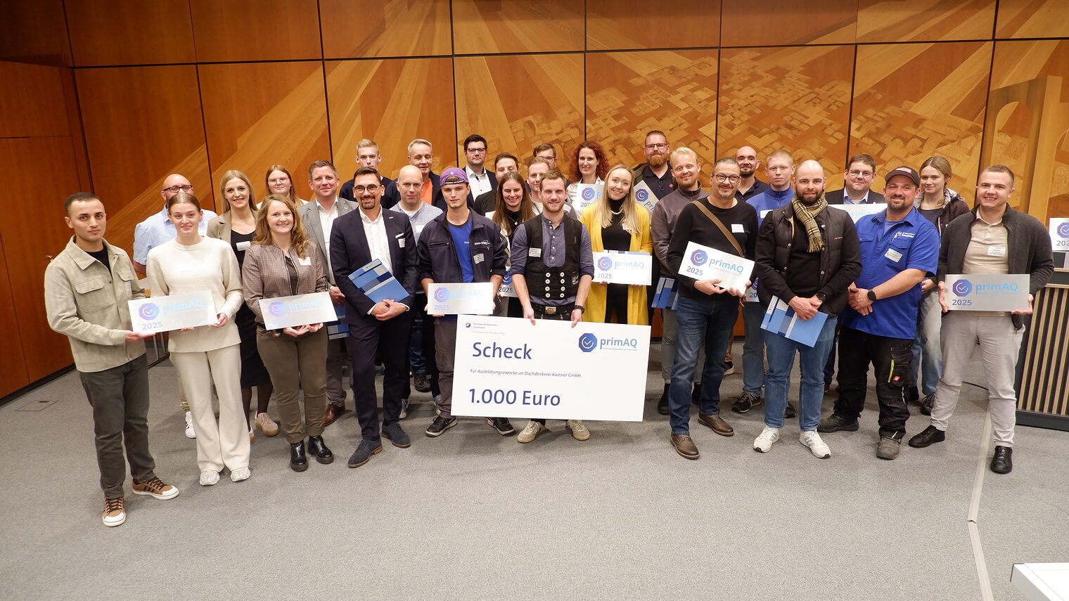Die ausgezeichneten Handwerkerinnen und Handwerker stellen sich zu einem Gruppenbild auf.