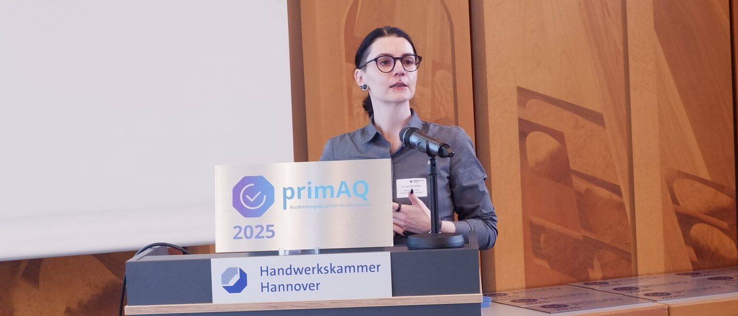 Speakerin Jennifer Seifert steht am Pult und spricht.