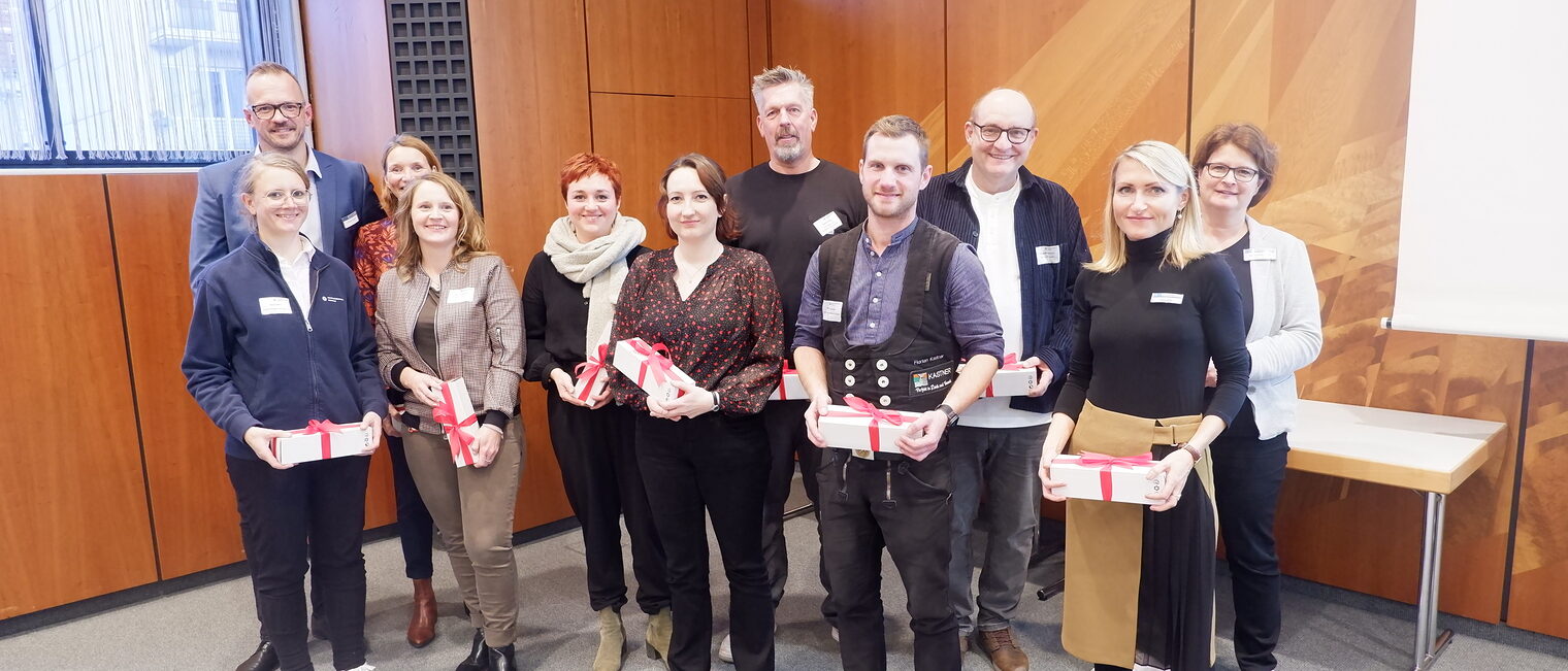 Die Gruppe der Auditoren stellt sich zum Gruppenbild auf.