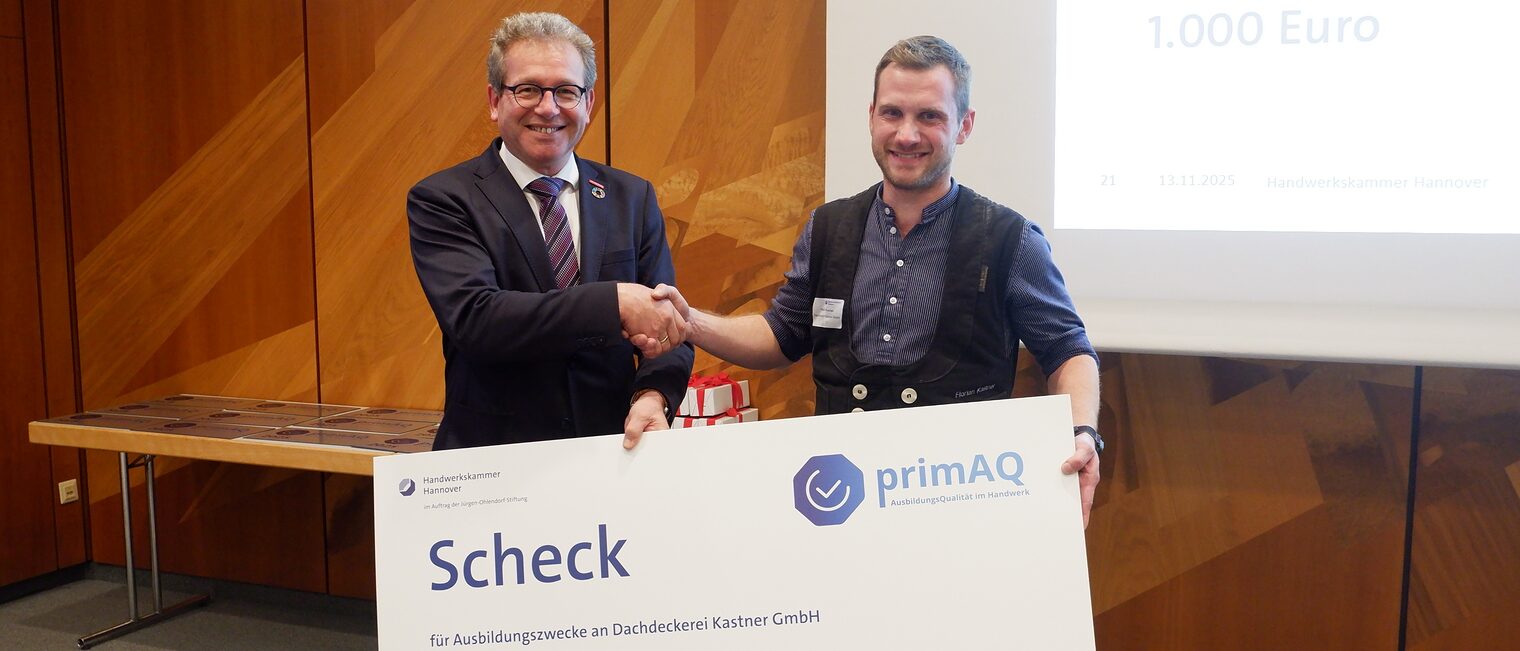 Florian Kastner bekommt den Check von Thomas Gehre überreicht.