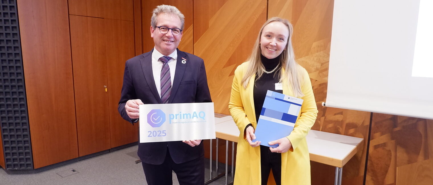 Pauline Helmrich nimmt die Auszeichnung von Thomas Gehre entgegen.