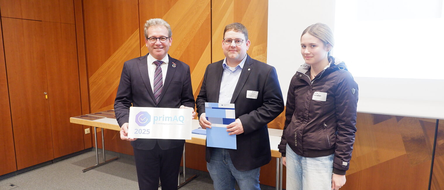 Juniorchef Tim Vehrenkamp plus Praktikantin nimmt die Auszeichnung entgegen.