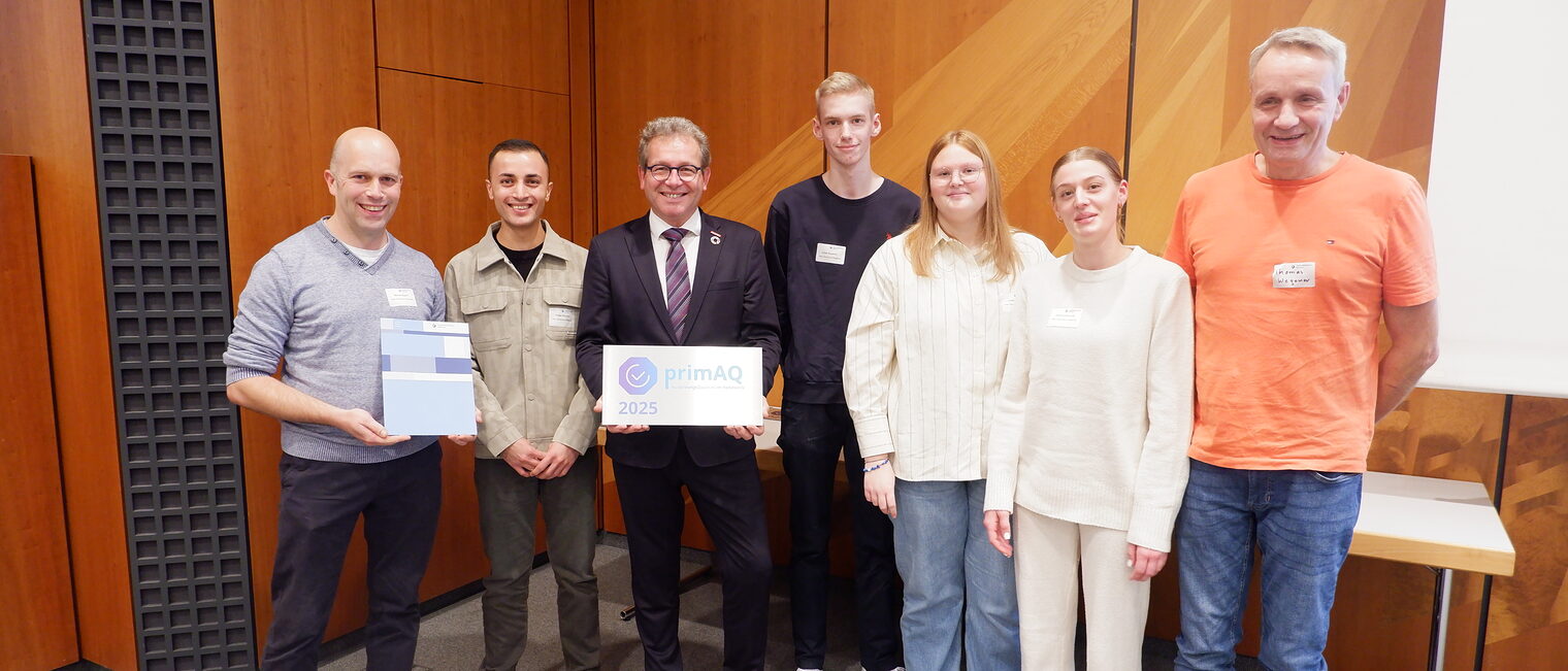 THomas Wegener vom Backhaus Wegener nimmt Auszeichnung primaq mit fünf Mitarbeitenden entgegen.