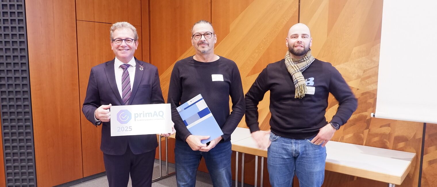 Die beiden Chefs von Metallbau Burckardt nehmen die Auszeichnung primAQ entgegen.
