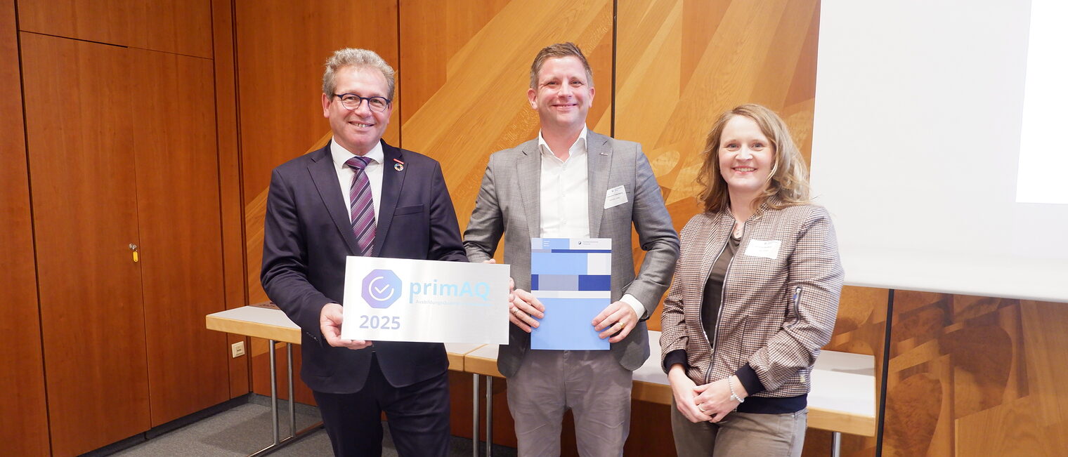 Zwei Vertreter der Minda GmbH nehmen die primaq-Auszeichnung entgegen.