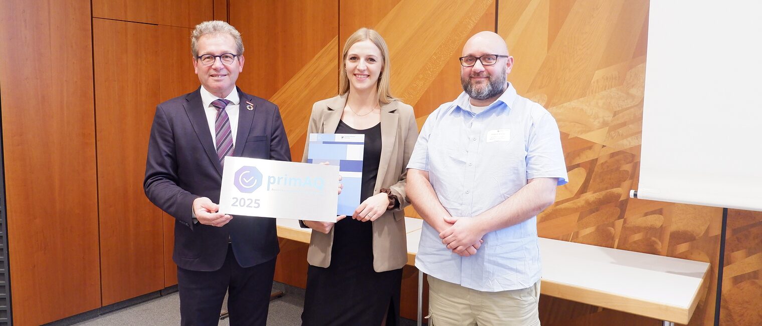 Zwei Vertreter des Zweckverbands Abfallwirtschaft nehmen primaq Auszeichnung entgegen.