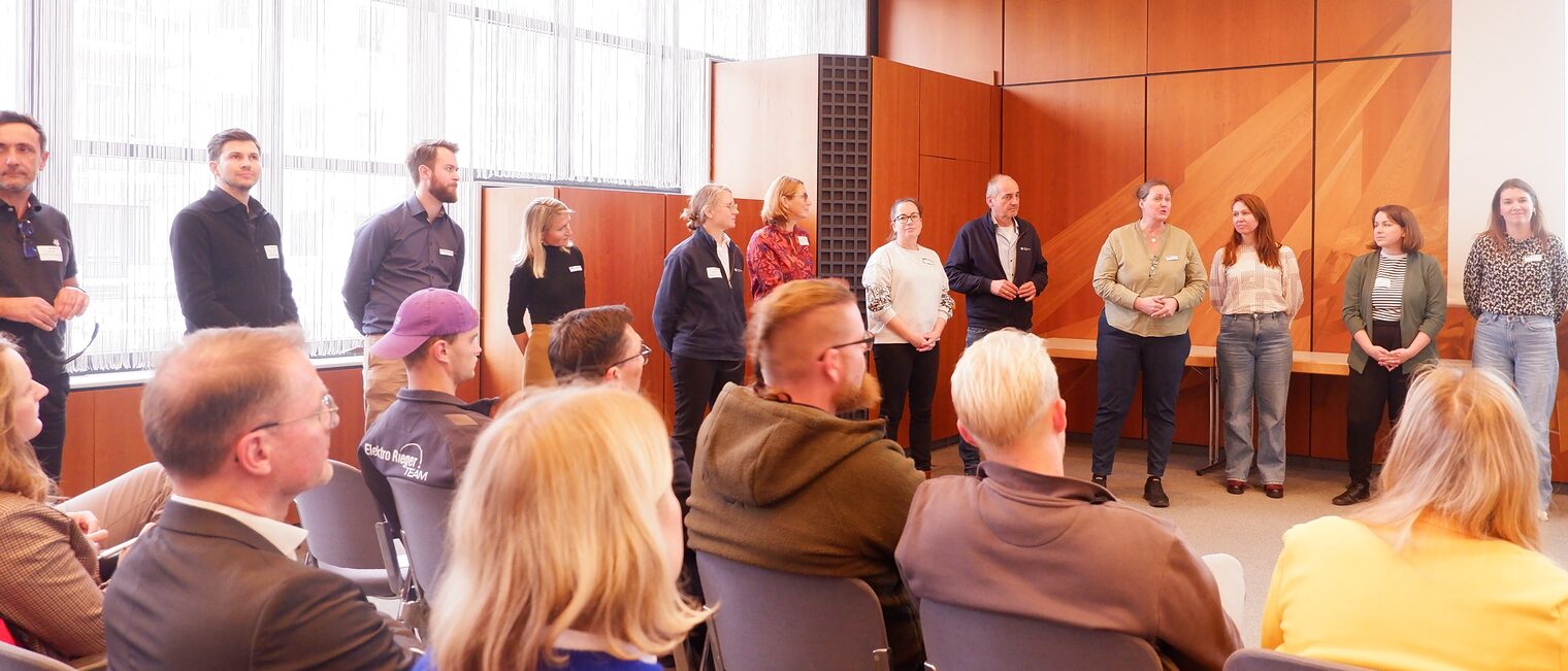 Viele Mitarbeitenden der Handwerkskammer Hannover stellten vor dem Publikum ihre Unterstützungsangebote vor.