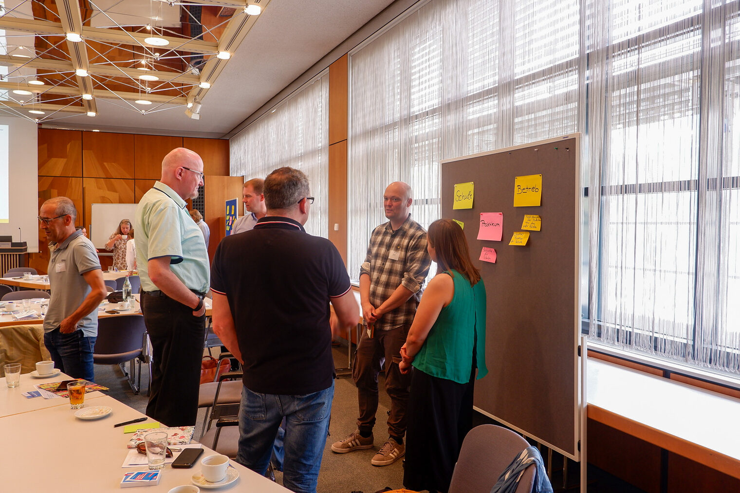 Gruppe von Menschen im Austausch