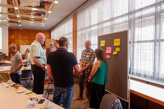 Gruppe von Menschen im Austausch