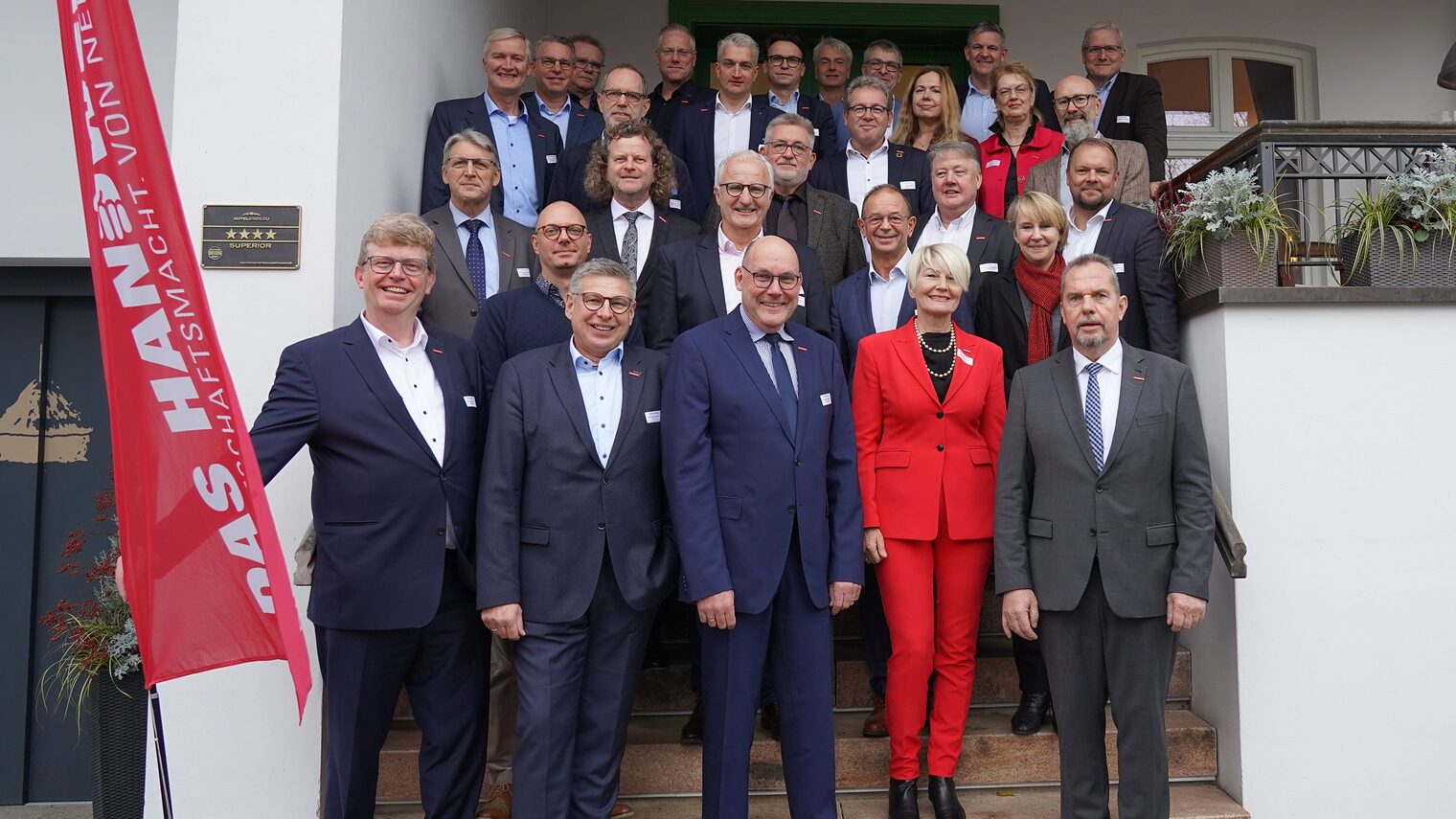 Vertreter und Vertreterinnen der norddeutschen Handwerkskammern als Gruppe vor der Handwerkskammer Cottbus.