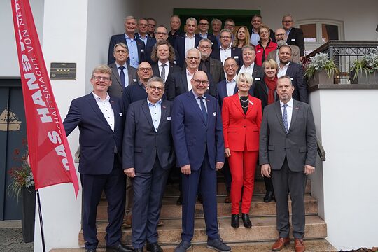 Vertreter und Vertreterinnen der norddeutschen Handwerkskammern als Gruppe vor der Handwerkskammer Cottbus.