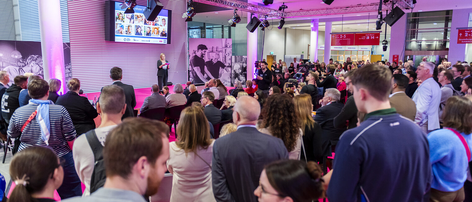 Menschenmenge vor einer Bühne bei dem Kongress Zukunft Handwerk 2025.