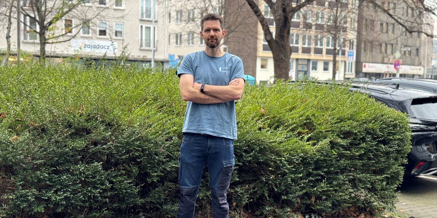 Kim Wiggers mit verschränkten Armen auf dem Außengelände der Handwerkskammer Hannover.