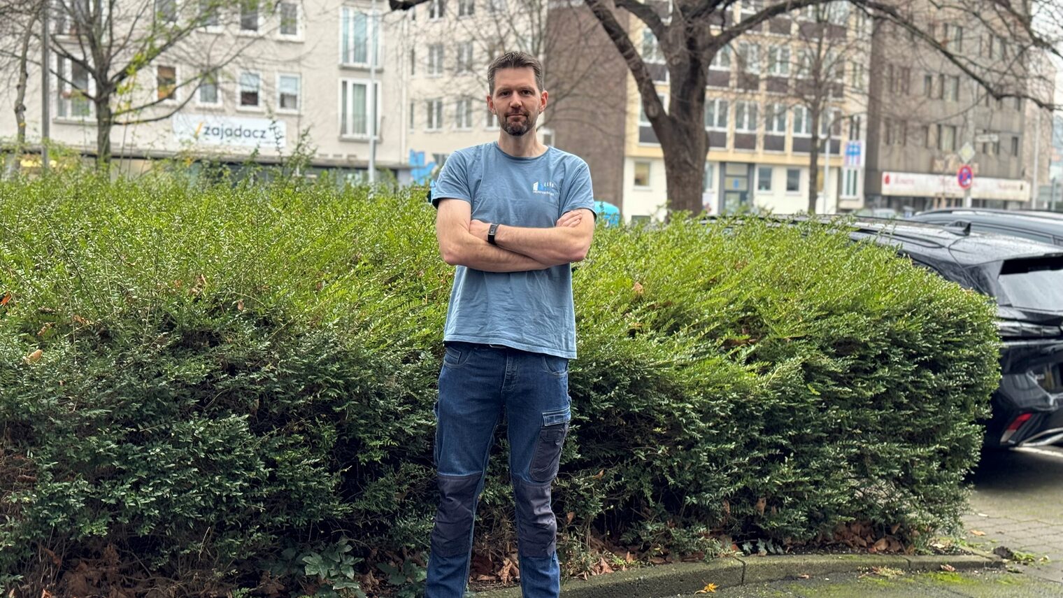 Kim Wiggers mit verschränkten Armen auf dem Außengelände der Handwerkskammer Hannover.