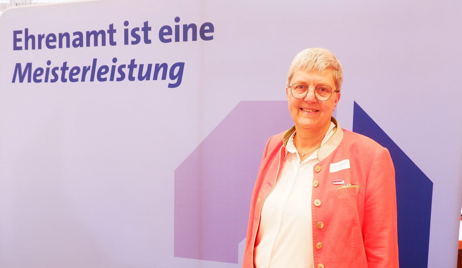 Sabine Heymann vor dem Roll up Ehrenamt ist eine Meisterleistung.