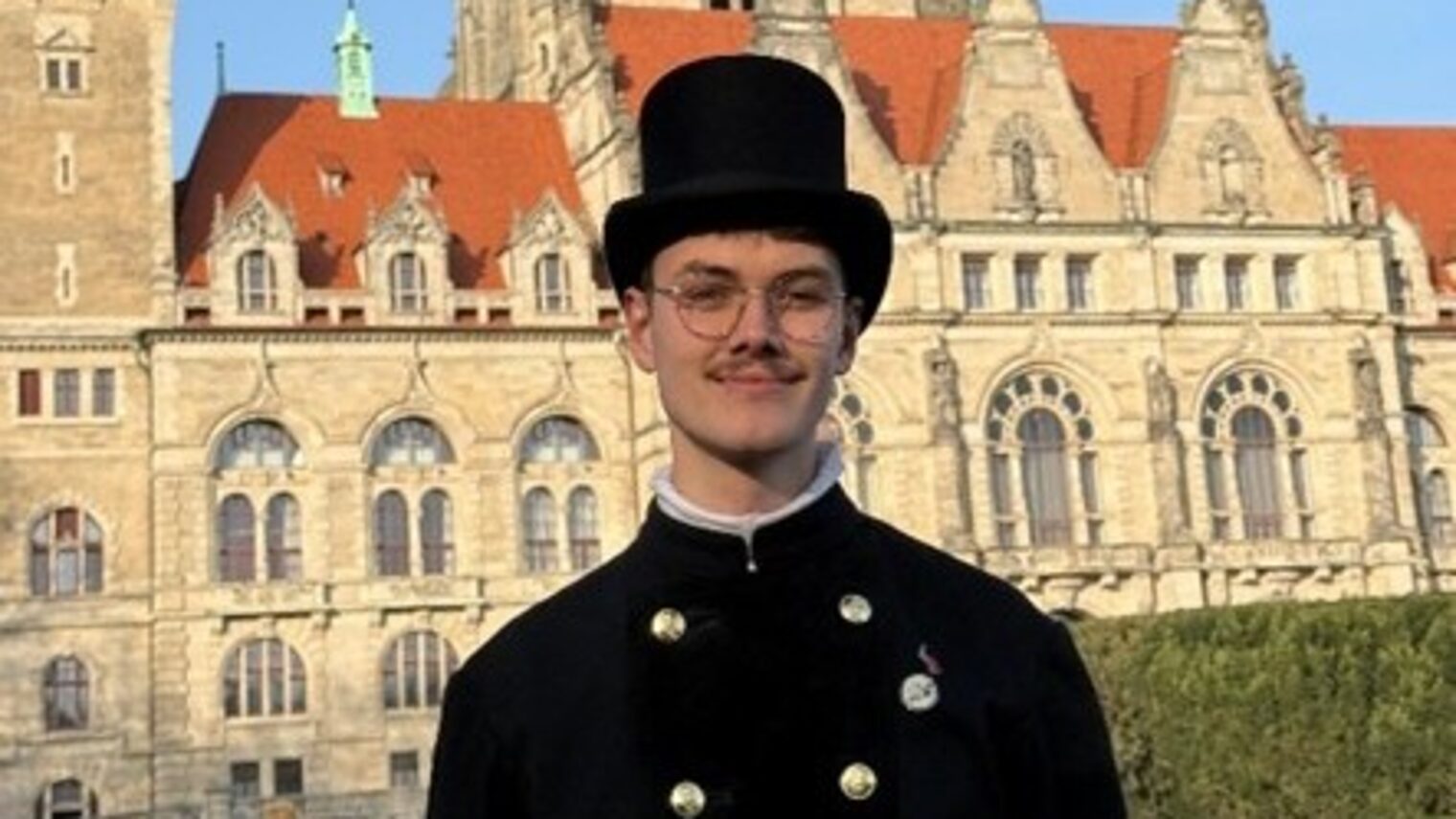 Schornsteinfeger Henner Hölscher vor der Kulisse des neuen Rathauses in Hannover.