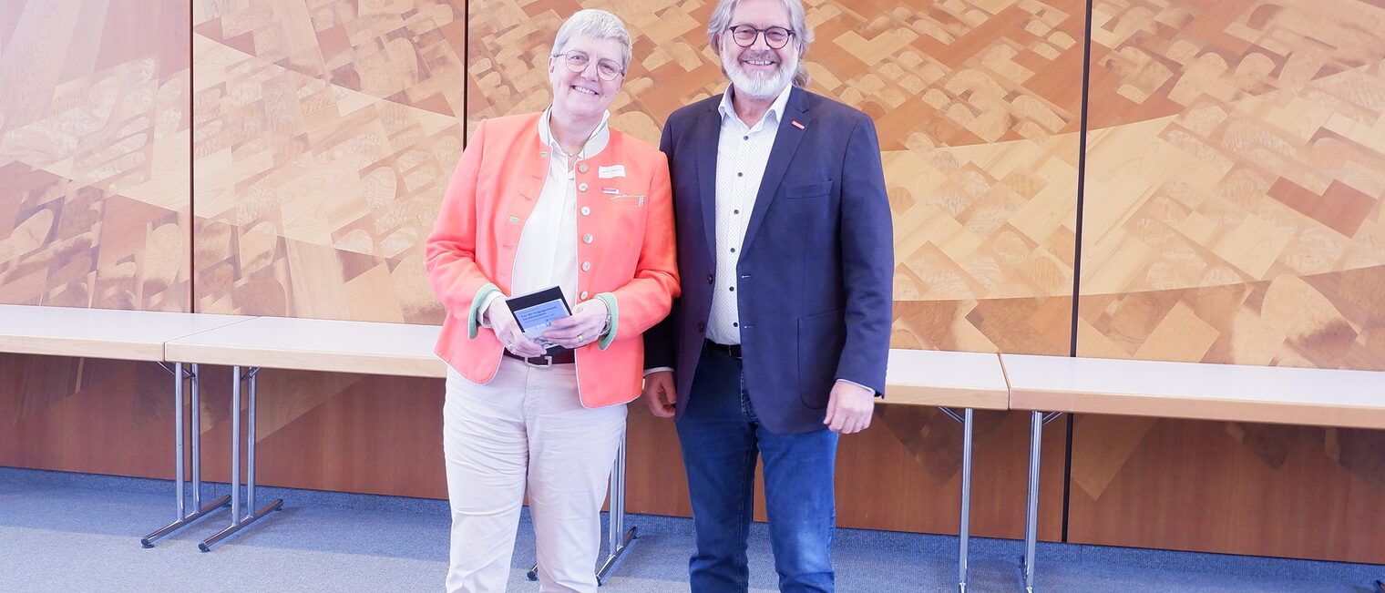 Sabine Heymann und Vizepräsident der Handwerkskammer Hannover Karsten Heineking.