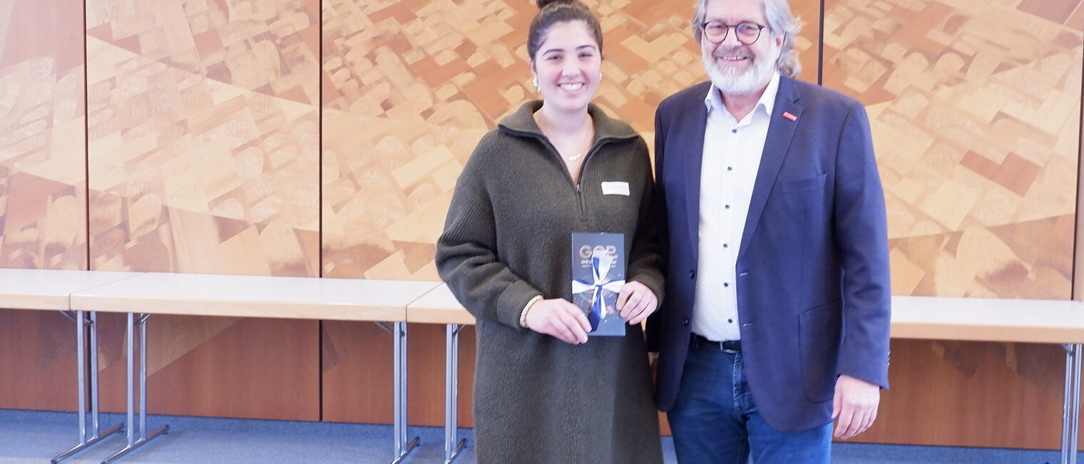 Karsten Heineking und Zahra Jarvid Milani bei der Ehrung.