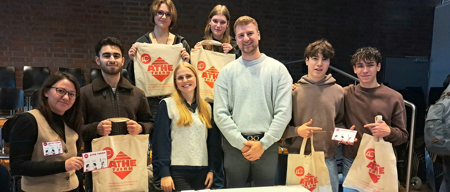 Acht Personen präsentieren die Werbesticker.