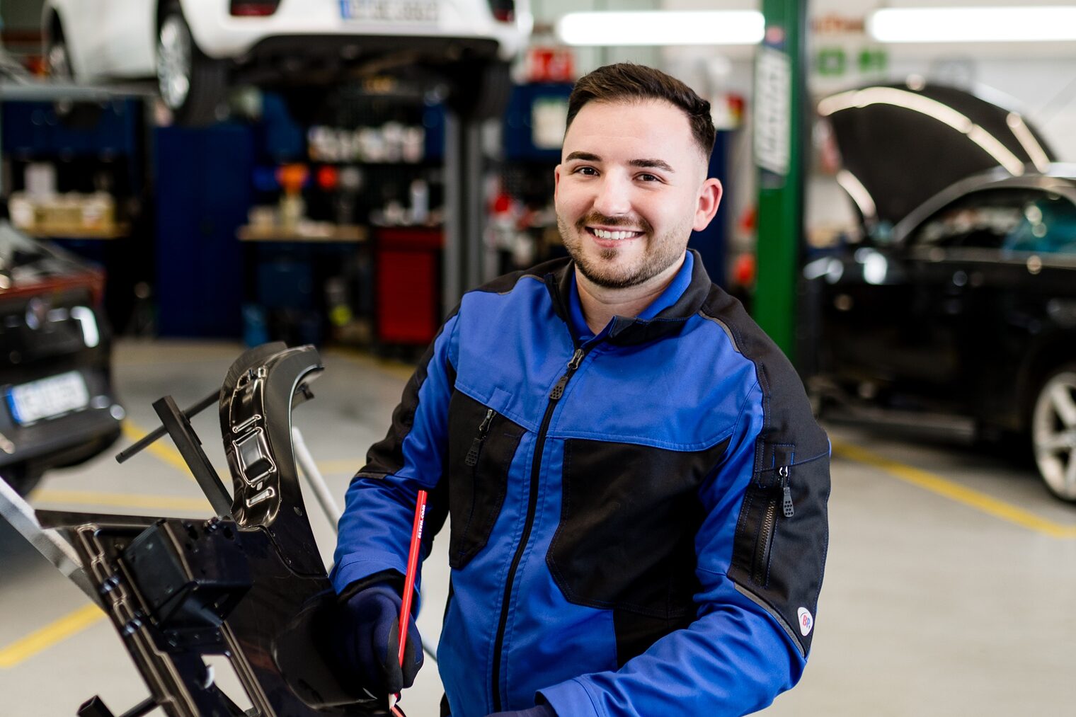 Kanditdat Mister Handwerk Andrei-Cristian Török in einer Kfz-Werkstatt.