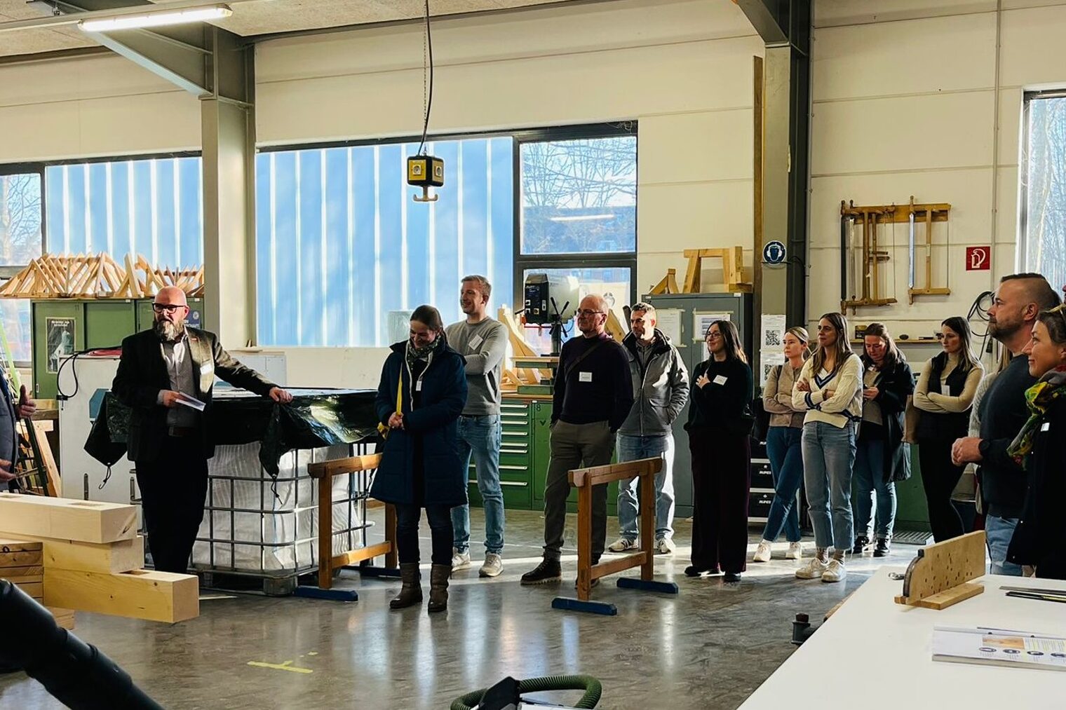 Besucher des Civilia-Bildungstages in den Werkstätten auf dem Campus Handwerk.