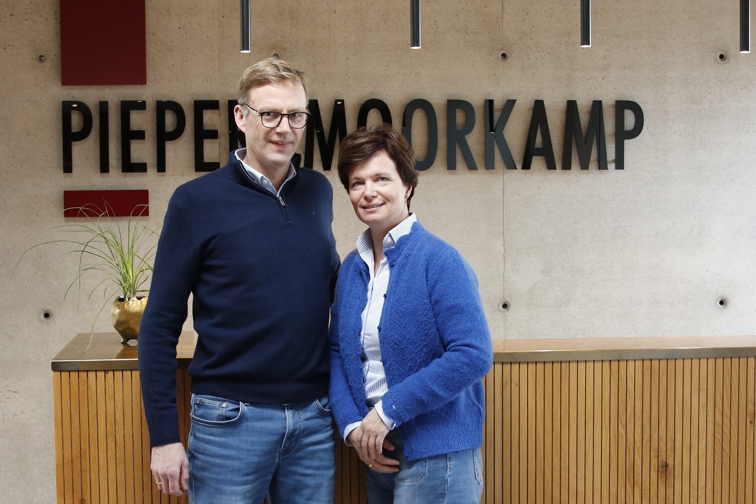 Das Unternehmerehepaar Klaus und Ina Moorkamp stehen vor dem Empfangstresen im Betrieb.