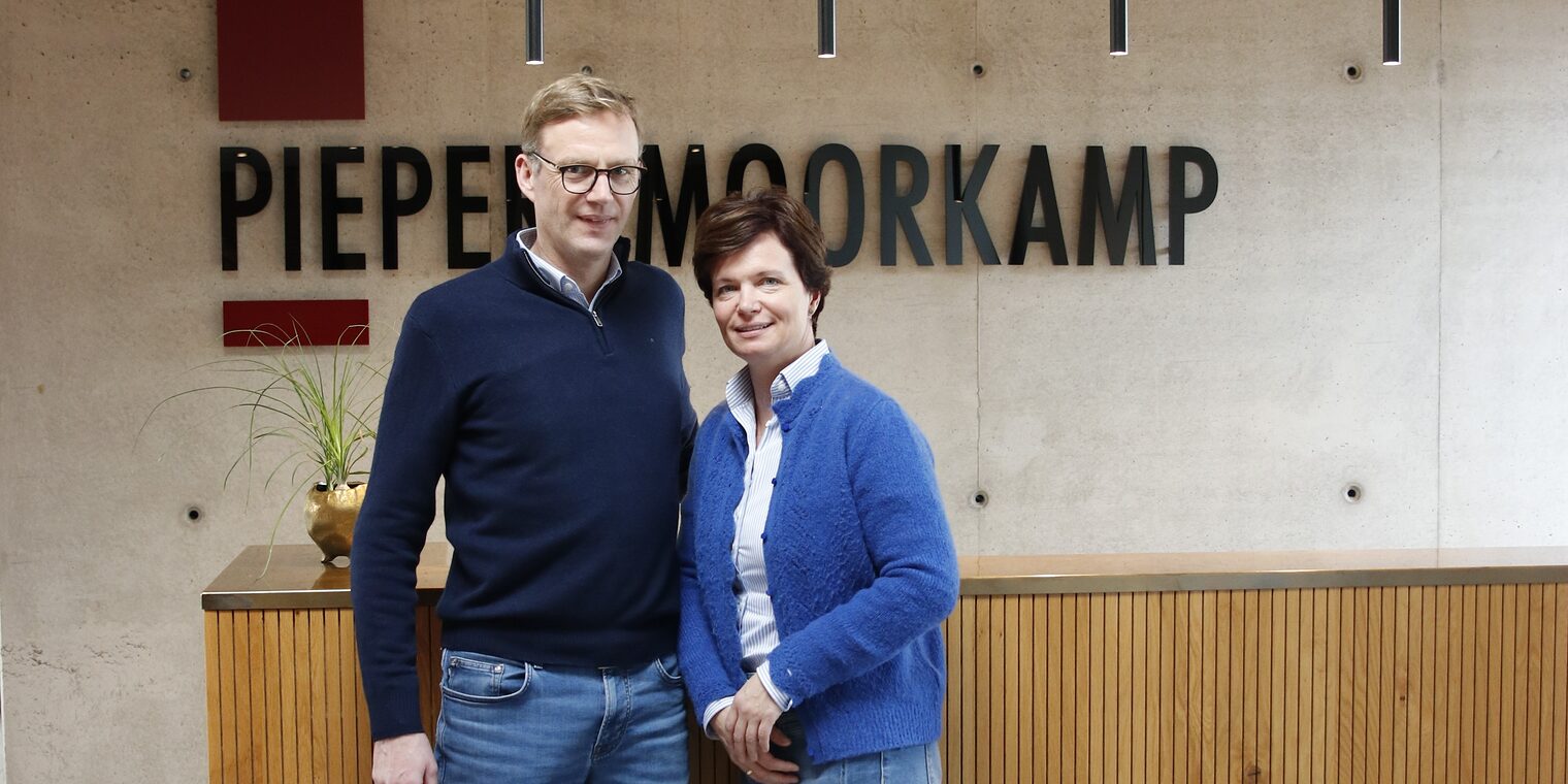 Das Unternehmerehepaar Klaus und Ina Moorkamp stehen vor dem Empfangstresen im Betrieb.