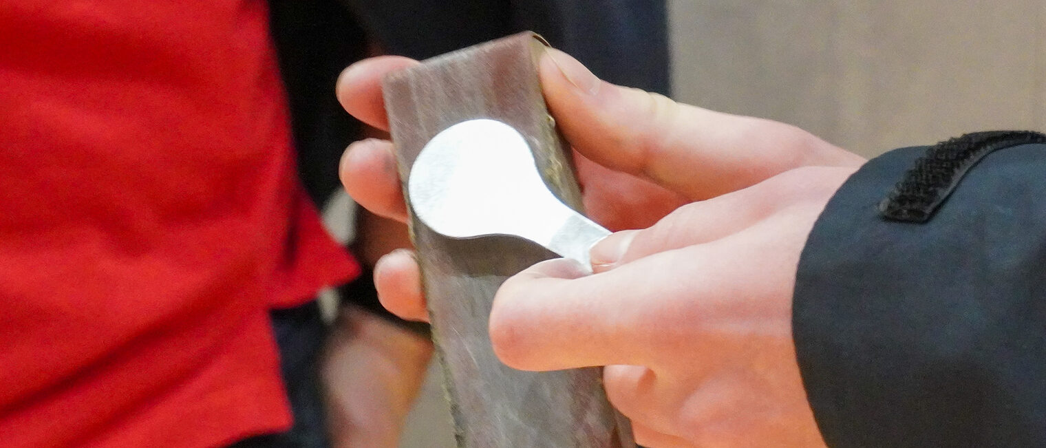 Hand mit selbstgemachtem Löffel.