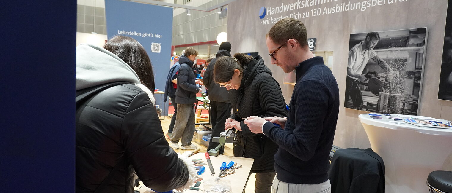 Jugendliche fertigen Schlüsselanhänger aus Acetat.