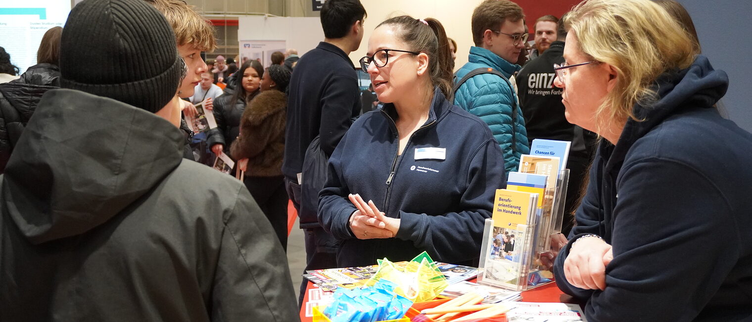 Jugendliche werden vom Team Nachwuchsgewinnung beraten.