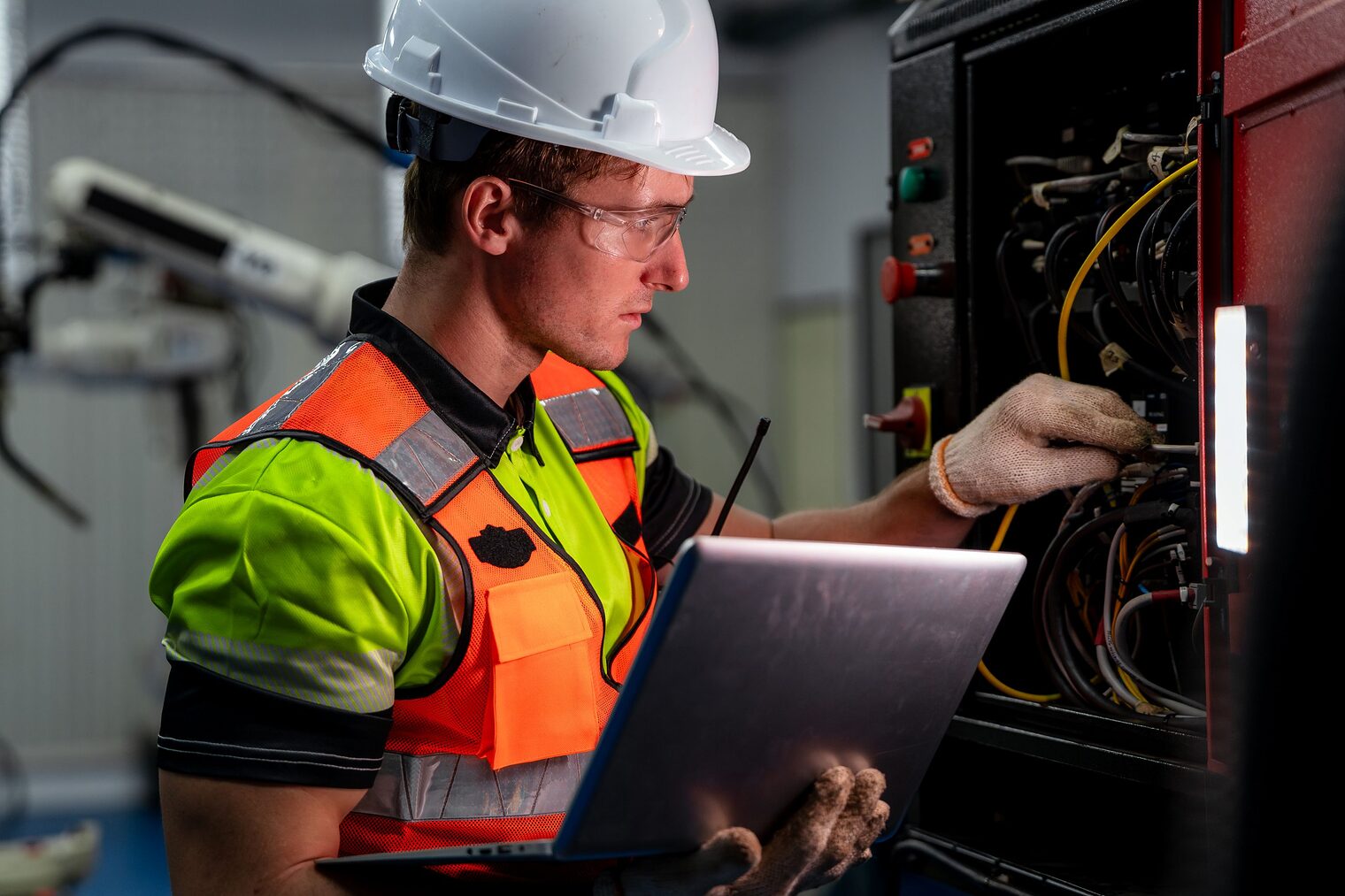 Elektrotechniker kontrolliert etwas.