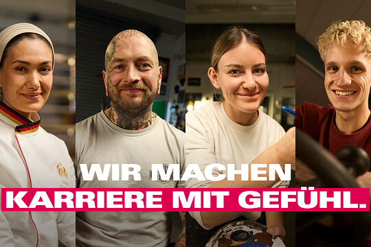 Kampagnenplakat mit Spruch "Wir machen Karriere mit Gefühl", im Hintergrund vier Porträts von Handwerkerinnen und Handwerkern